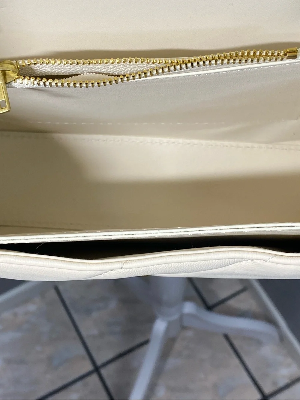 Hourglass Cream Quilted Gold Chain-Strap Shoulder Bag